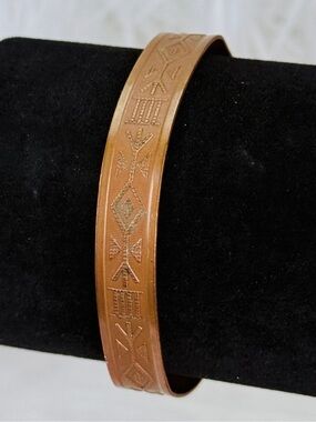Beautiful vintage etched Coppertone cuff bracelet